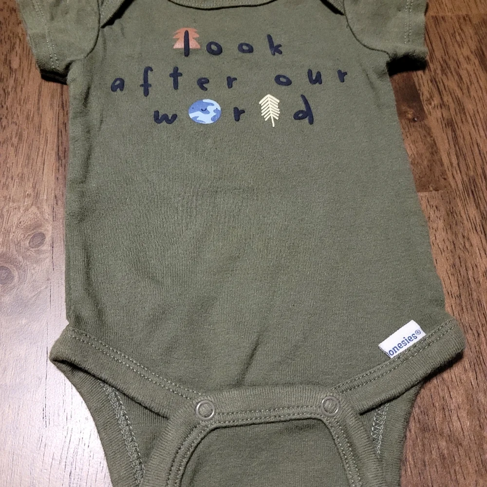 Two short‎ sleeves green Gerber 0 to 3 month onesies